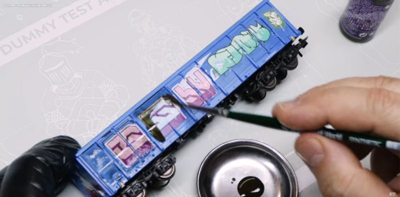 Peindre des effets par-dessus la décalcomanie